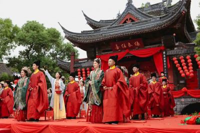 家国同庆 见证幸福! 乐天使程明郭晶夫妻参加绍兴市青年人才水上集体婚礼